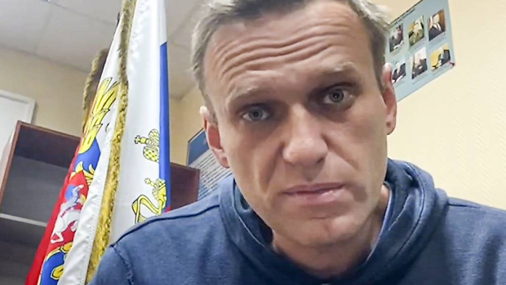 Das Videostandbild des Youtube-Kananals «Navalny Life» zeigt Kremlkritiker Alexej Nawalny, wie er in einer Polizeistation in Chimki im Moskauer Gebiet auf eine Gerichtsverhandlung wartet.