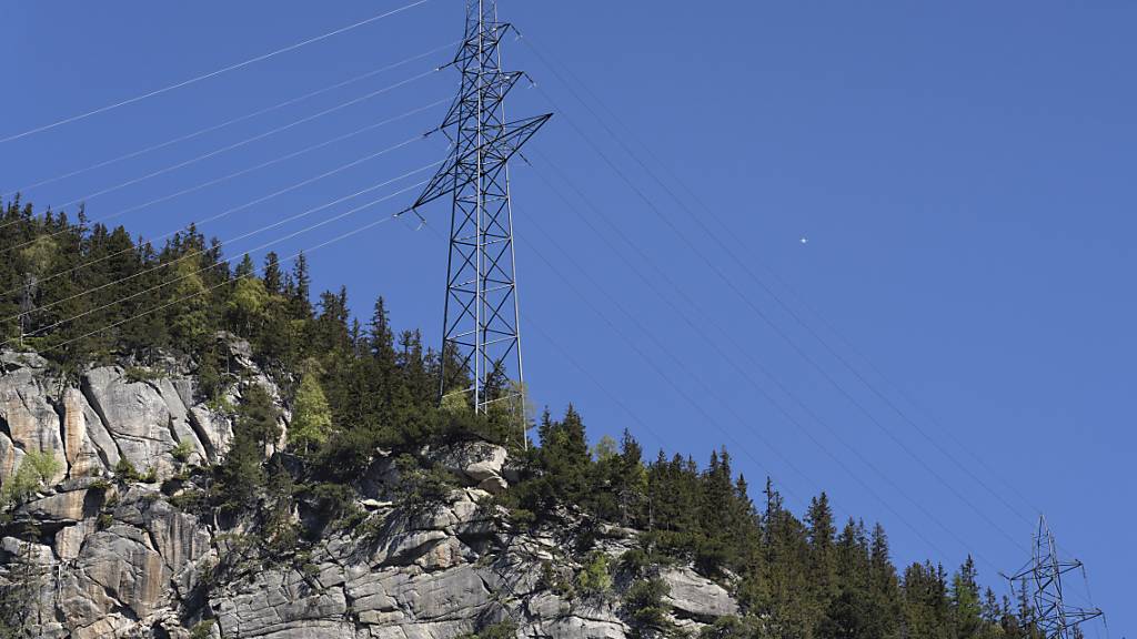 Ein Hochspannungsmast im Kanton Uri: Das EWA Energie Uri hat 2021/22 weniger Strom produziert. (Archivaufnahme)