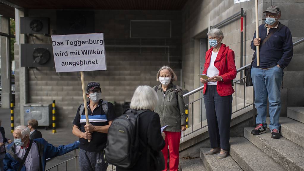 Vor der Septembersession war noch gegen das Ende des Spitals in Wattwil demonstriert worden. Am Mittwoch wurde nun die Schliessung von vier Landspitälern in den Schlussabstimmungen bestätigt. (Archivbild)