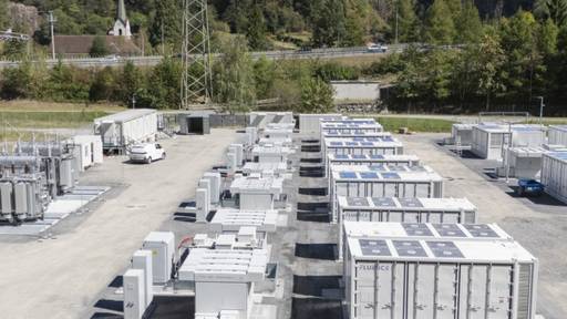Stromfirmen nehmen grössten Batteriespeicher der Schweiz in Betrieb