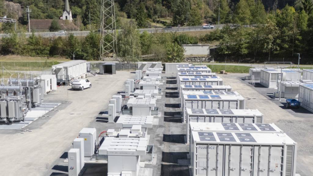 Der derzeit grösste Grossbatteriespeicher der Schweiz steht in der Urner Gemeinde Gurtnellen und wird von Energie Uri und der Axpo betrieben.