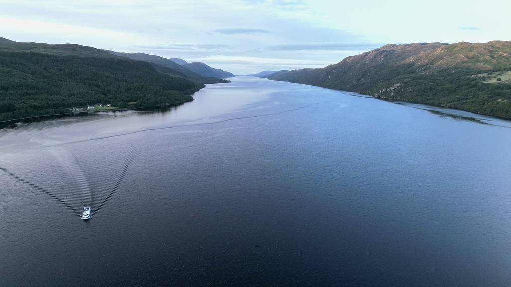 Der Loch Ness in Schottland. Hier soll sich das Ungeheuer verstecken. 