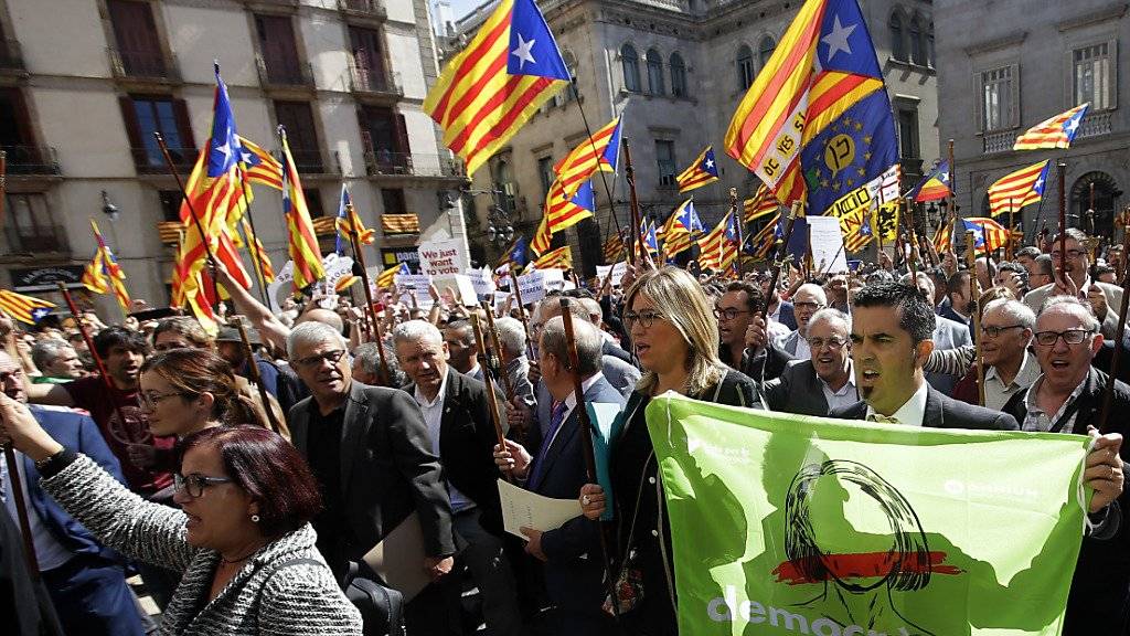 Mit den Amtsstäben in der Hand nahmen die meisten der katalanischen Bürgermeister an der Demonstration in Barcelona teil. Sie fordern zwar nicht alle die Loslösung von Spanien, aber zumindest das Recht, darüber abstimmen zu dürfen.