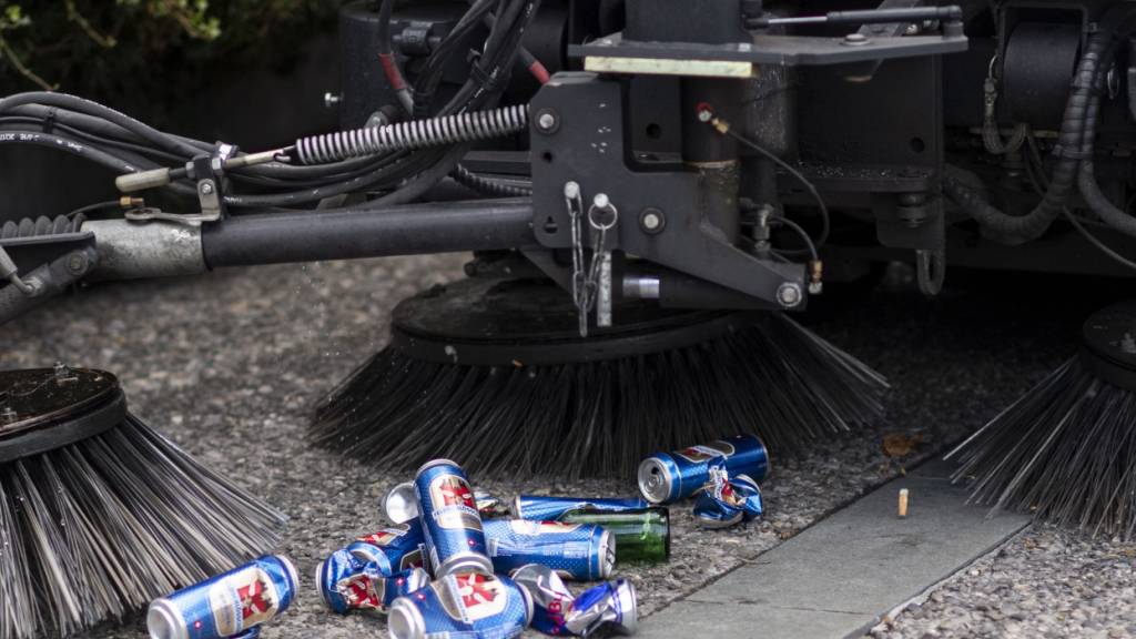 Die Stadtzürcher SVP wollte Flüchtlinge und Sozialhilfeempfänger zum arbeiten, etwa bei der Strassenreinigung, verpflichten. Das Parlament sagte aber deutlich Nein dazu. (Symbolbild)