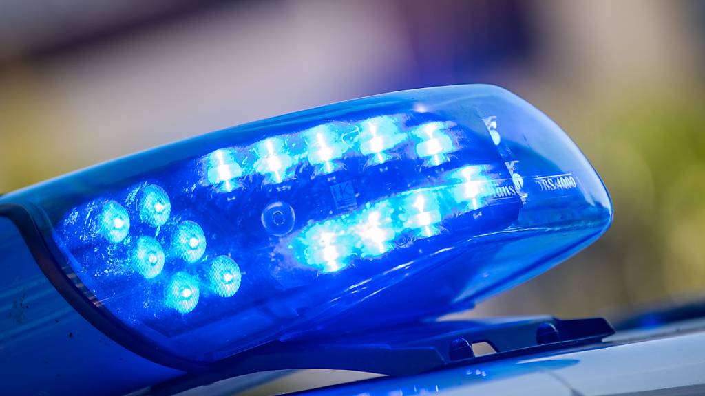 Eine Motorradfahrerin entzog sich am Montag in Stans NW einer Polizeikontrolle. Dabei verletzte sie sich leicht. (Symbolbild)