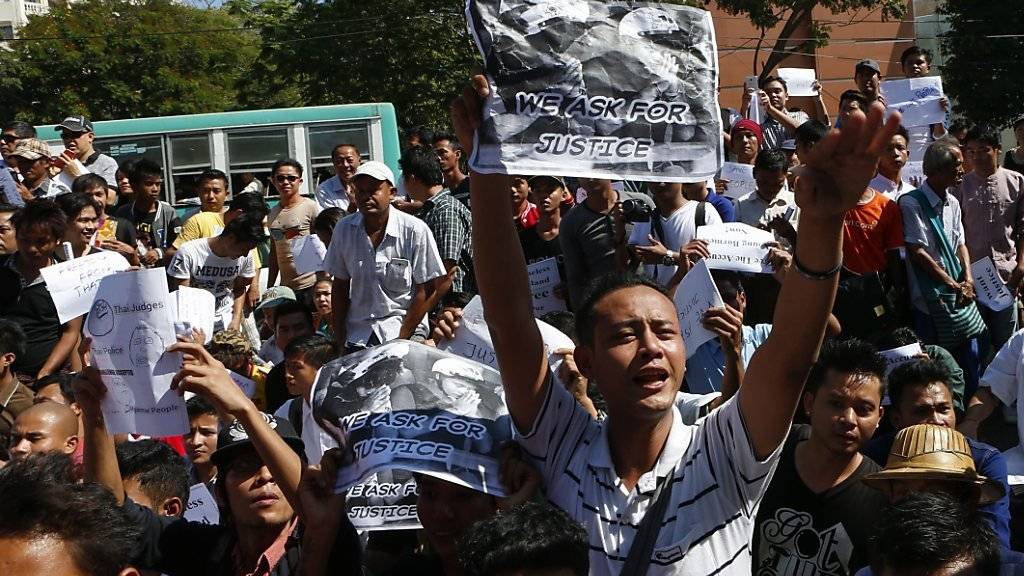 Hunderte Menschen protestieren vor der thailändischen Botschaft in Rangun gegen das Todesurteil gegen zwei Myanmarer wegen Mordes an zwei britischen Touristen in Thailand.