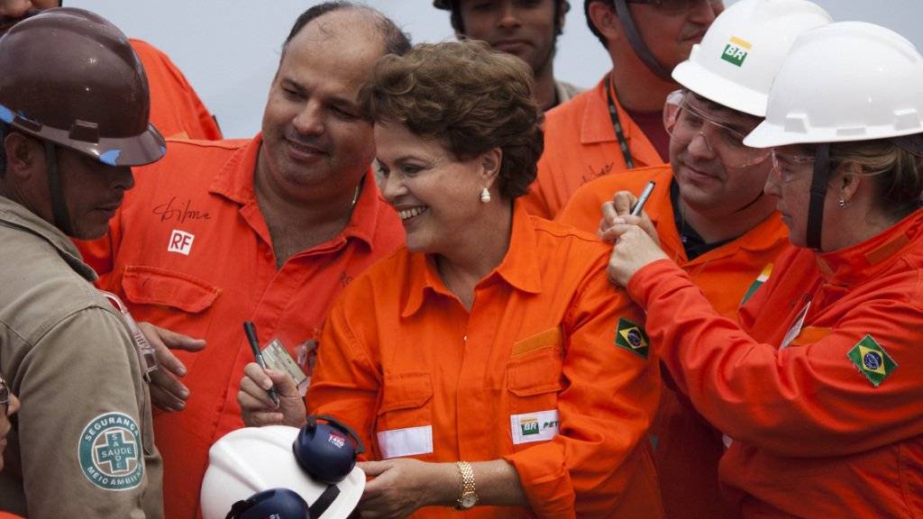 Ein Gericht hat Gelder der Ex-Präsidentin Brasiliens, Dilma Rousseff (Mitte), im Zusammenhang mit einem Petrobras-Deal gesperrt. (Archivbild)