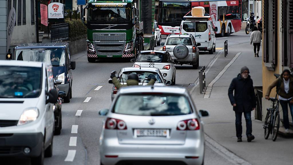 Der motorisierte Verkehr soll möglichst auf erneuerbare Energieträger umgestellt werden. Das ist eine der Stossrichtungen, die die Stadt Thun in den kommenden Jahrzehnten verfolgt. (Archivbild)