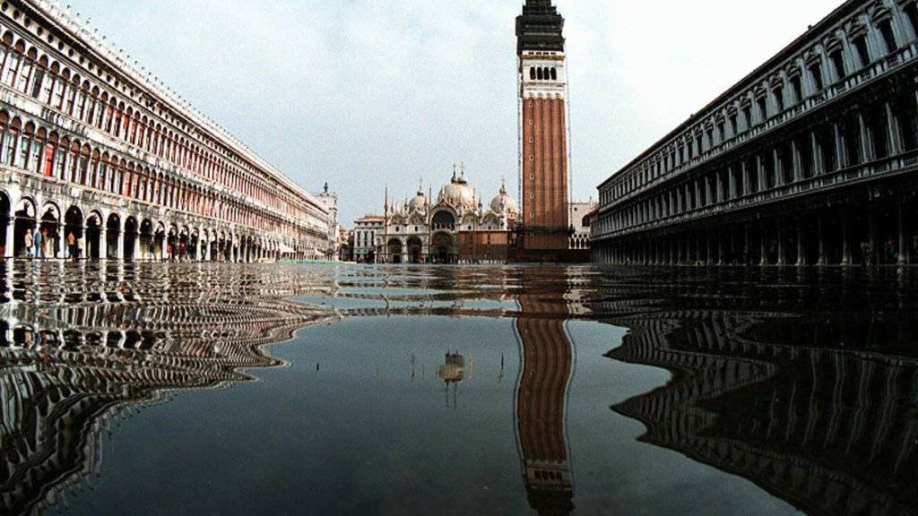 Solche Bilder des überfluteten Markusplatzes in Venedig soll es bald viel weniger geben. Ein Schutzsystem soll in einigen Monaten die Zahl der Überschwemmungen senken. (Archiv)