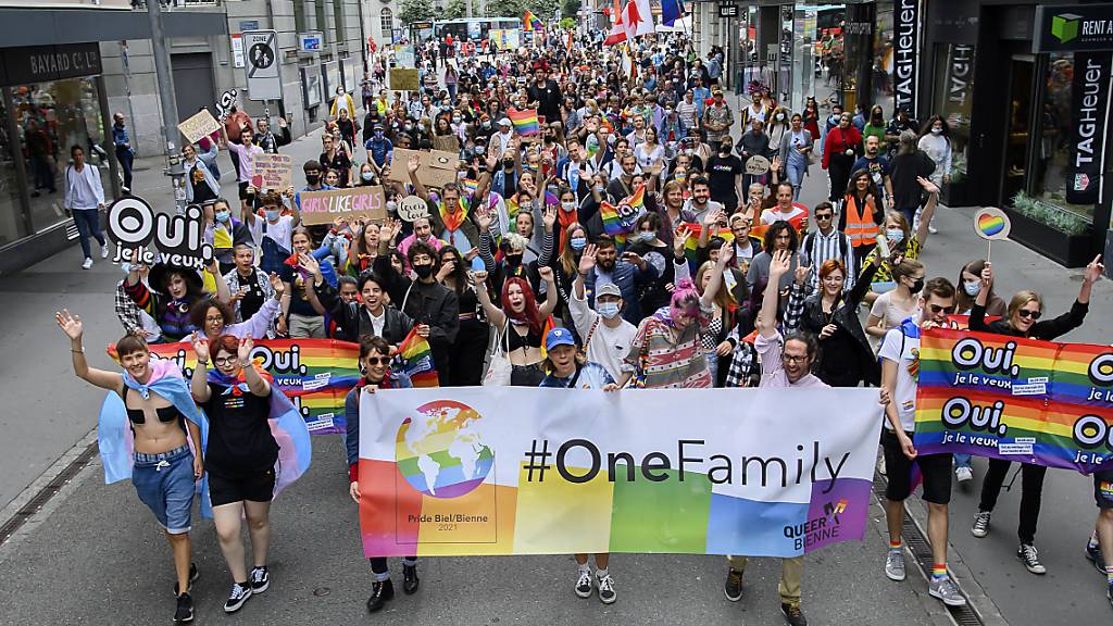 Teilnehmende der Pride marschierten am Samstag durch Biel und warben dabei für ein Ja zur «Ehe für alle».