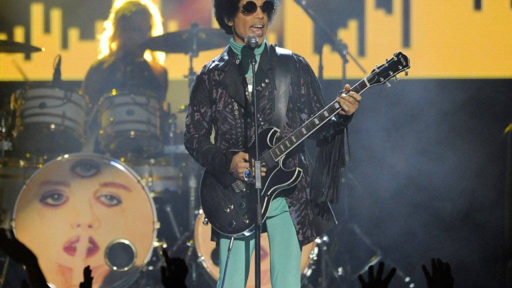 Starb im Alter von 57 Jahren 2016 an einer versehentlichen Überdosis Schmerzmittel aus einer falsch etikettierten Medikamentenbox: US-Popstar Prince. (Archivbild)