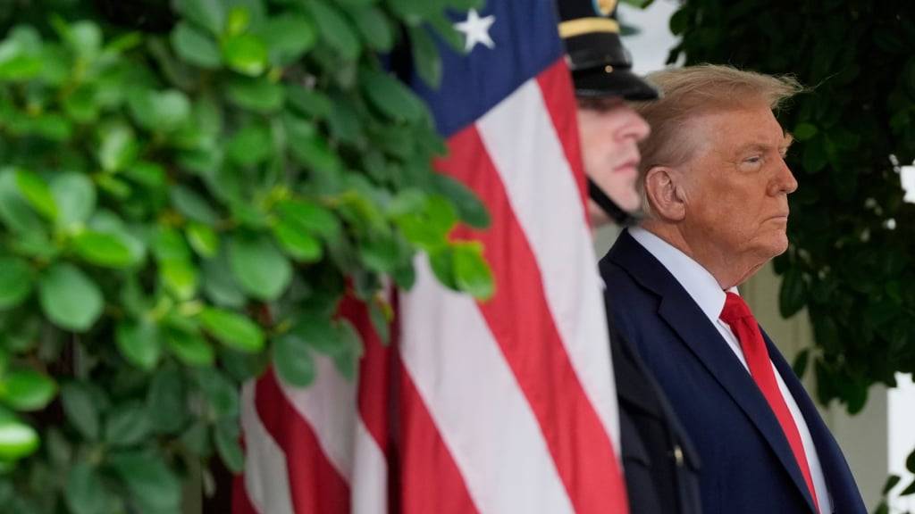 US-Präsident Donald Trump wartet auf die Ankunft von Selenskyj, Präsident der Ukraine, vor Weißen Haus. Foto: Julia Demaree Nikhinson/AP/dpa/Archivbild