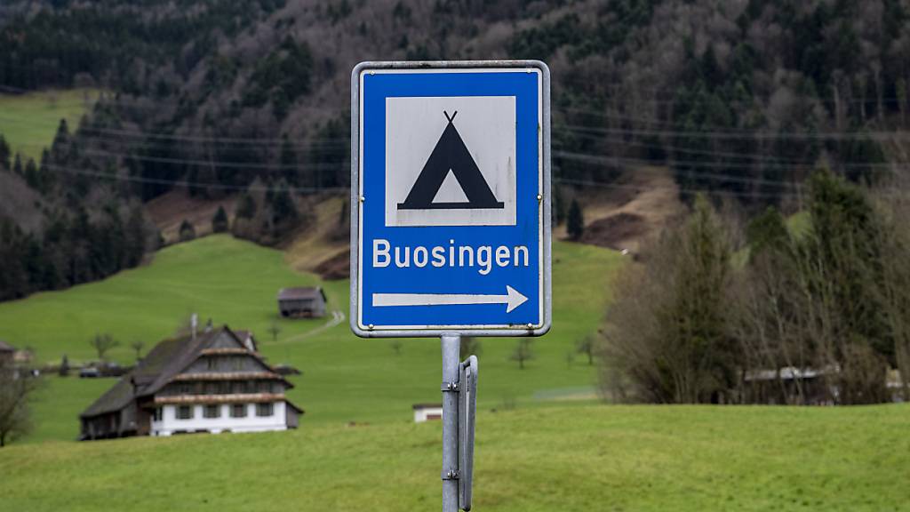 Das Bundesasylzentrum soll auf dem Gelände des früheren Campingplatzes Buosingen in der Gemeinde Arth realisiert werden. (Archivaufnahme)