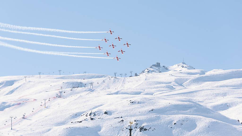 Nach einem spektakulären, aber glimpflich verlaufenen Unfall einer Kunstflugstaffel im Februar 2017 in St. Moritz muss sich der damalige Leiter des PC-7-Teams vor dem Militärgericht verantworten. (Symbolbild)