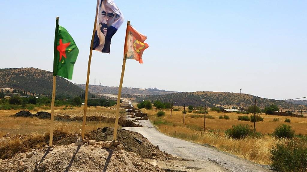 Eine Strassenblockade im Distrikt Dyarbakir, wo die türkische Armee gegen militante Kurden kämpft. (Archiv)