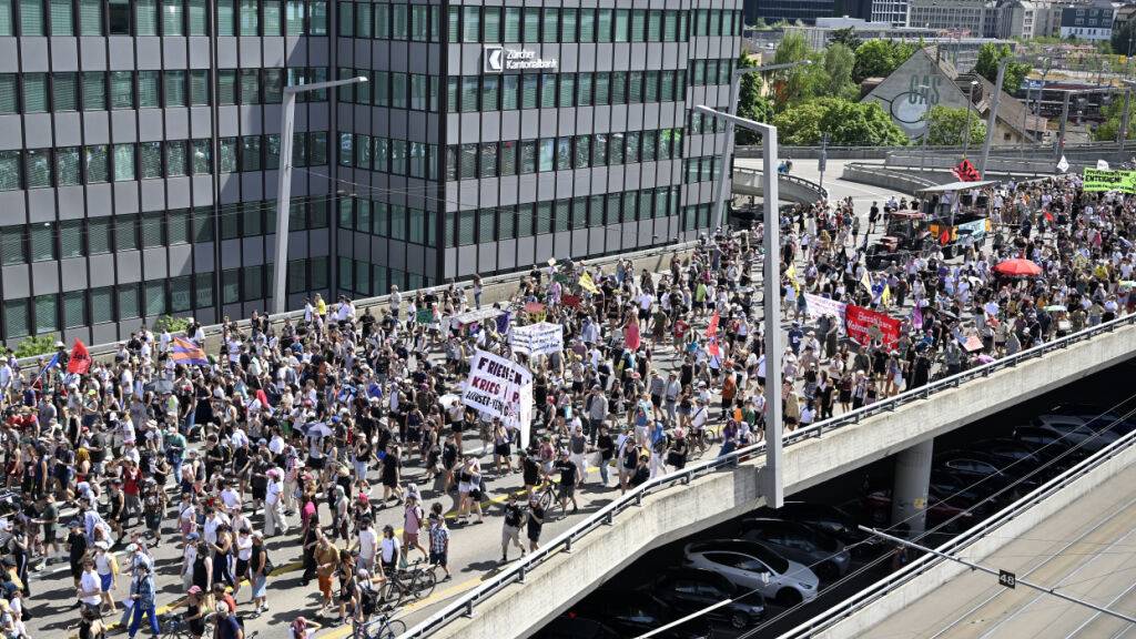 Bei brütender Hitze zog die Wohndemo über die Hardbrücke.