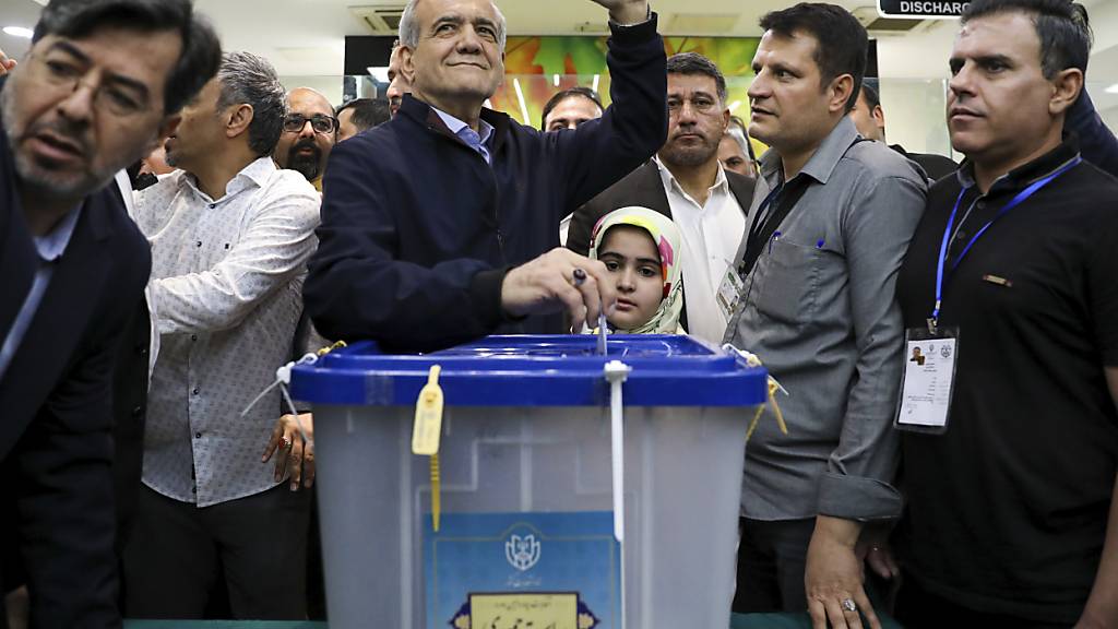 Massud Peseschkian gibt in einem Wahllokal seinen Stimmzettel ab. Foto: Majid Khahi/Iranian Students' News Agency, ISNA via AP/dpa - ACHTUNG: Nur zur redaktionellen Verwendung und nur mit vollständiger Nennung des vorstehenden Credits
