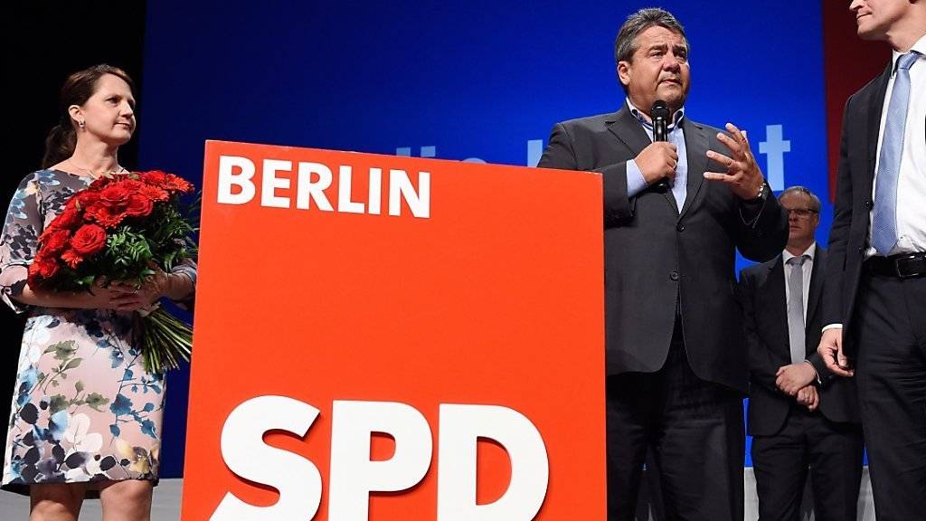 Sieg mit Wermutstropfen: Die SPD bleibt in Berlin stärkste Kraft, verliert aber kräftig Stimmen.