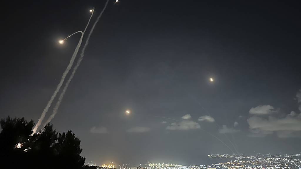 dpatopbilder - Das israelische Luftabwehrsystem Iron Dome feuert, um Raketen abzufangen, die aus dem Libanon abgefeuert wurden. Foto: Baz Ratner/AP/dpa