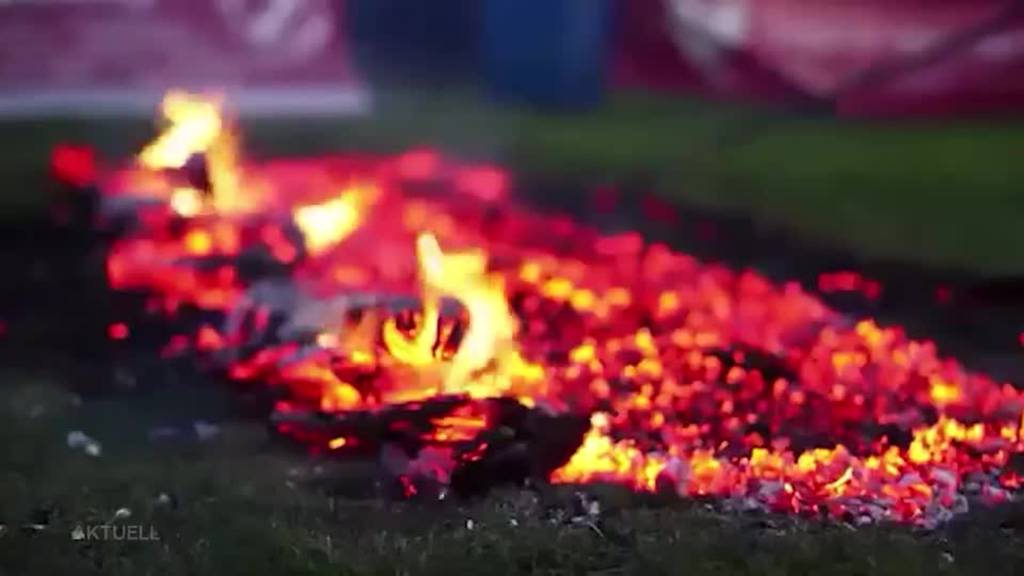 Aargauer Organisator: 25 Leute verbrennen sich beim Spazieren über heisse Kohle teils schwer