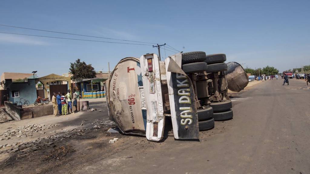 Der Fahrer des Lasters hatte in der Nacht zum Mittwoch in der Stadt Majiya im nördlichen Bundesstaat Jigawa die Kontrolle über das Fahrzeug verloren. Foto: Sani Maikatanga/AP/dpa