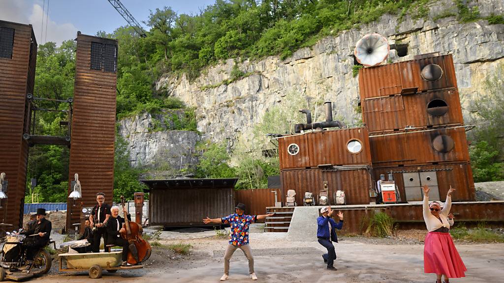 Karl's kühne Gassenschau führte im Sommer die Show «Silo 8» in den Steinbrüchen von St-Triphon auf (Archiv).