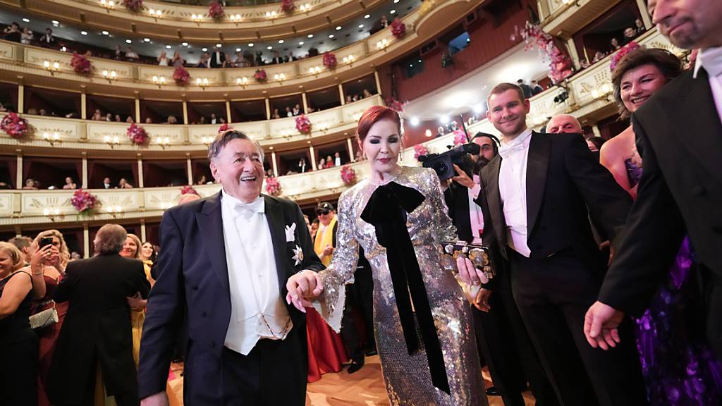 Priscilla Presley und Richard Lugner sind beim 66. Opernball in der Wiener Staatsoper.