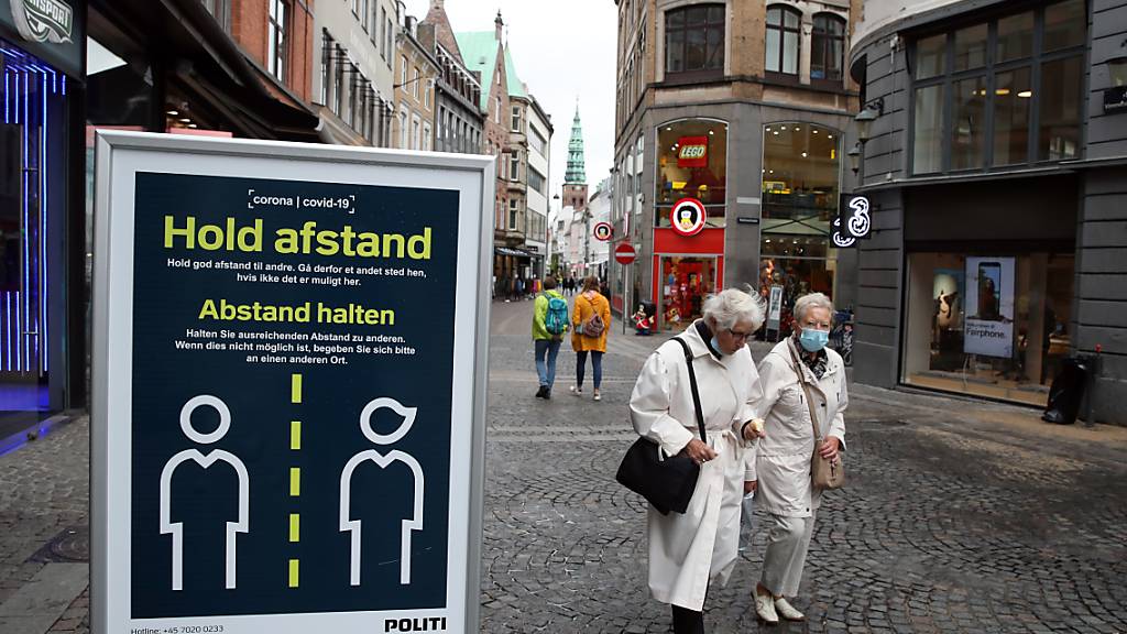 ARCHIV - «Abstand halten» steht auf einem Schild in einer Straße in Kopenhagen. Foto: Nick Potts/PA Wire/dpa