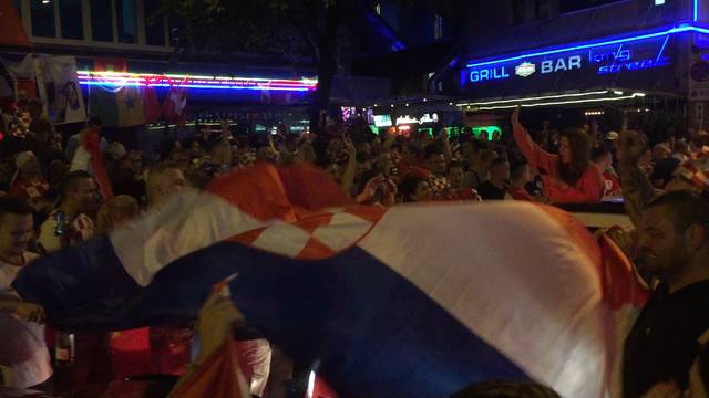 Kroaten feiern WM-Finaleinzug - längste Fingernägel der Welt abgeschnitten - aussergewöhnlicher Feuerwehreinsatz