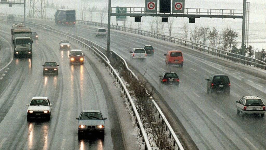 Das Bundesgericht hat einen Autofahrer freigesprochen, der auf der A1 im Grauholz bei Bern auf der Normalspur an den Fahrzeugen auf den Überholspuren vorbeizog.