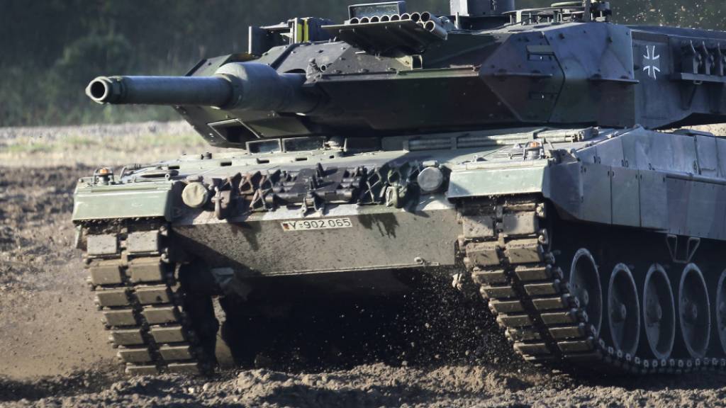 Der Rüstungskonzern Rheinmetall könnte der Ukraine nach Angaben eines Sprechers insgesamt 139 Leopard-Panzer der Typen 1 und 2 liefern. Das Unternehmen habe derzeit 29 Leopard 2A4 «für die Ringtausch-Projekte in Arbeit». (Archivbild)