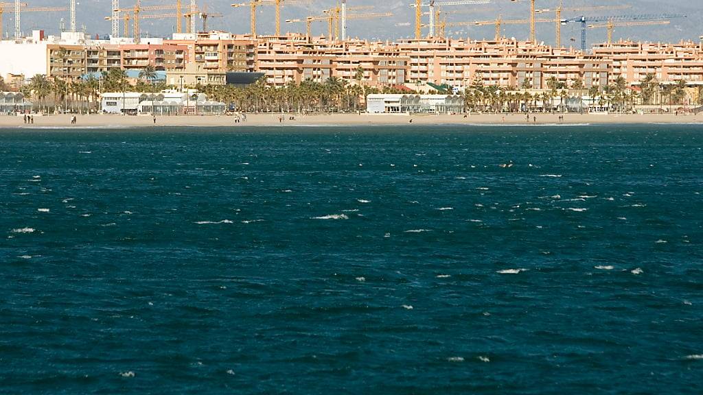 Unter anderem vor der Stadt Valencia - im Bild eine Neubausiedlung im Jahr 2007 - war das Mittelmeer dieses Jahr besonders warm.