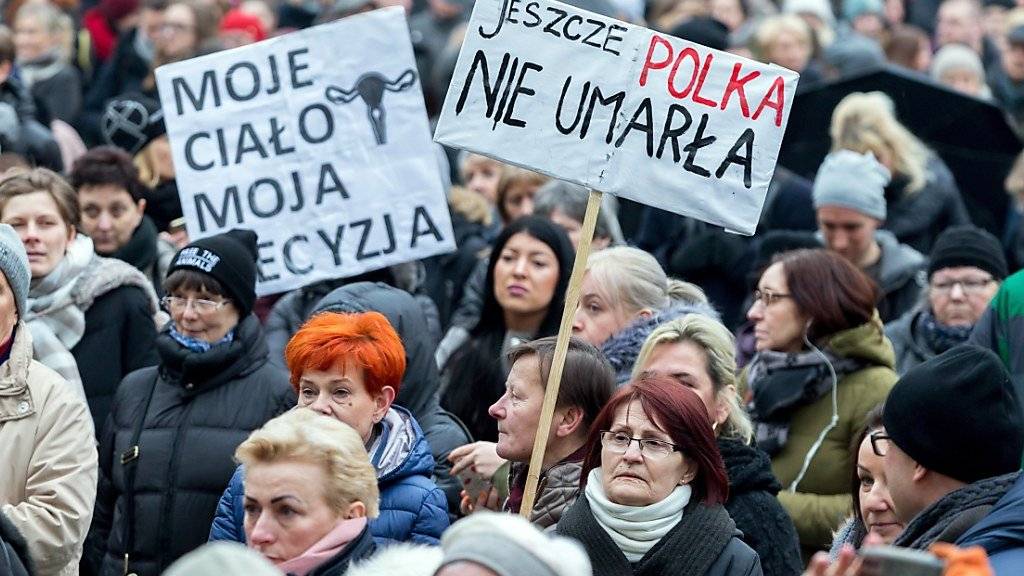 Frauen und Männer protestieren gegen das geplante verschärfte Abtreibungsrecht in Polen.