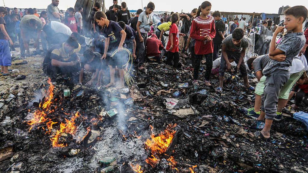 Palästinenser inspizieren zerstörte Zelte und Unterkünfte nach einem israelischen Luftangriff auf ein Flüchtlingslager, der zahlreiche Tote und Verletzte zur Folge hatte. Foto: Abed Rahim Khatib/dpa