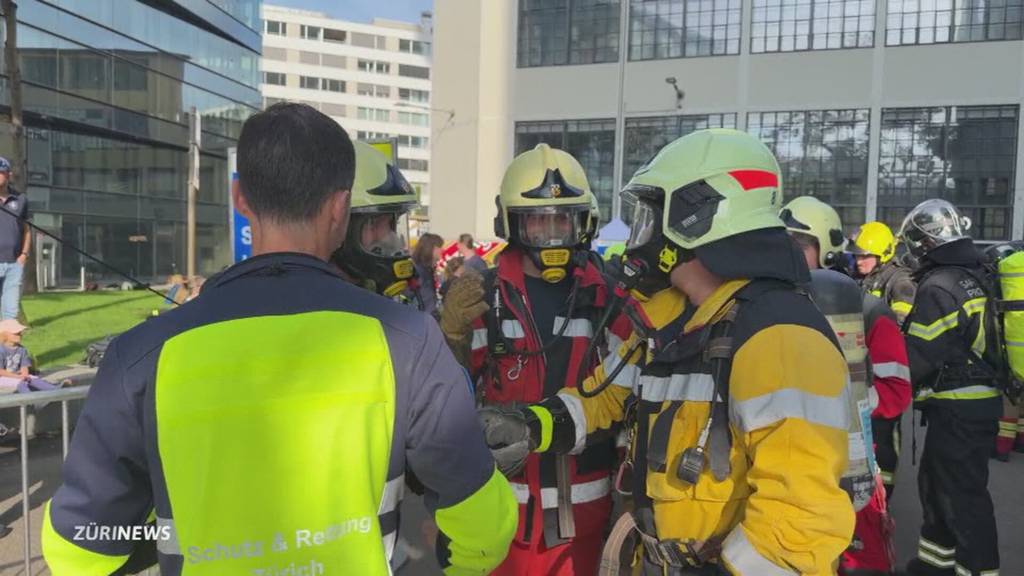 Ausdauertest im Prime Tower: Feuerwehrleute kämpfen sich 126 Meter nach oben