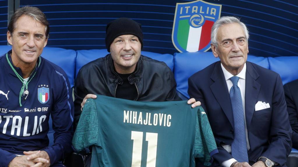 Italiens Verbandschef Gabriele Gravina (ganz rechts) rechnet mit einer Meisterschafts-Verlängerung bis Oktober