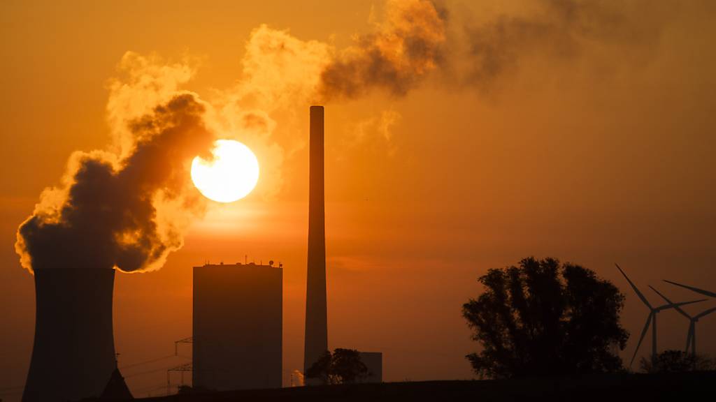 Die Sonne geht hinter dem Kohlekraftwerk Mehrum im Landkreis Peine auf. Die Europäische Union verschärft ihr Klimaziel für 2030 deutlich. 