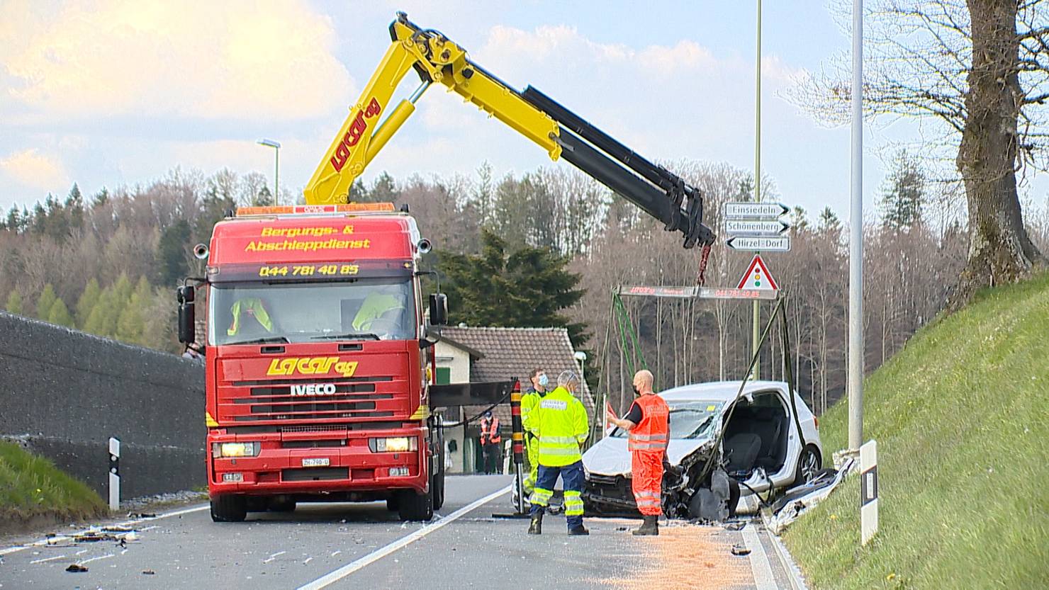 Hirzel Zh Unfall Zwischen Lastwagen Und Auto Fordert Einen Schwerverletzten Tele M1