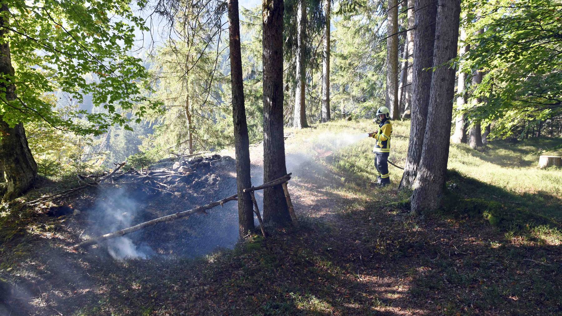 Der Brand breitete sich von einer Feuerstelle aus, welche auf dem trockenen Waldboden erstellt wurde. 