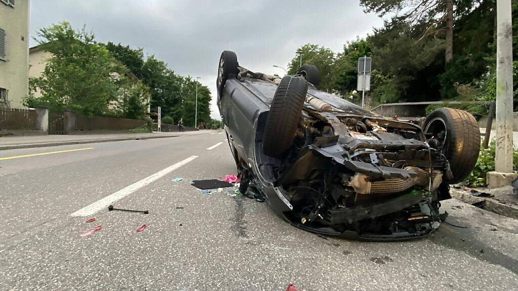 Der Lenker dieses Autos und seine Tochter erlitten beim Selbstunfall in Aarau Verletzungen.