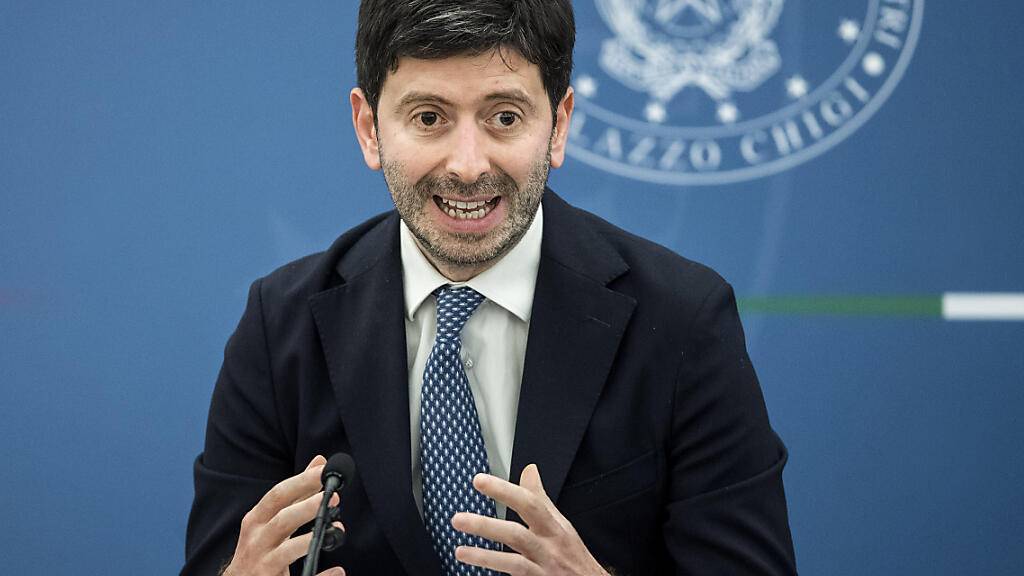 Roberto Speranza, Gesundheitsminister von Italien, spricht bei einer Pressekonferenz. Angesichts steigender Infektionszahlen verschärft Italien die Corona-Regeln. Foto: Roberto Monaldo/LaPresse/AP/dpa