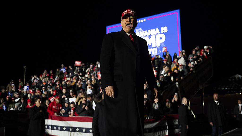 dpatopbilder - Der ehemalige US-Präsident Donald Trump begrüßt die Teilnehmer bei einer Wahlkampfveranstaltung im Bundesstaat Pennsylvania. Foto: Joe Lamberti/AP/dpa