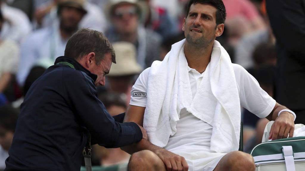 Djokovic lässt sich in Wimbledon 2017 im Viertelfinal gegen Thomas Berdych vom Physio behandeln. Bild: Keystone