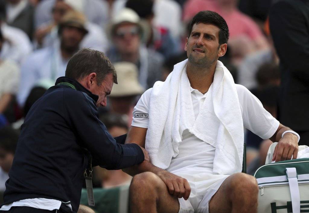 Djokovic lässt sich in Wimbledon 2017 im Viertelfinal gegen Thomas Berdych vom Physio behandeln. Bild: Keystone