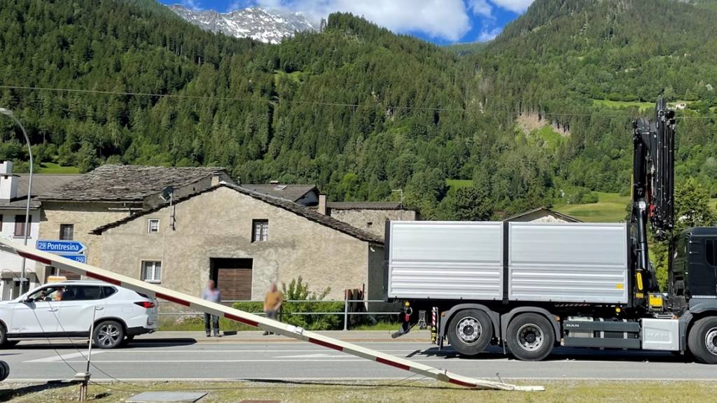 Der Lastwagen riss im Puschlav mit dem hochgestellten Ladekran die Fahrleitung der Rhätischen Bahn hinunter.