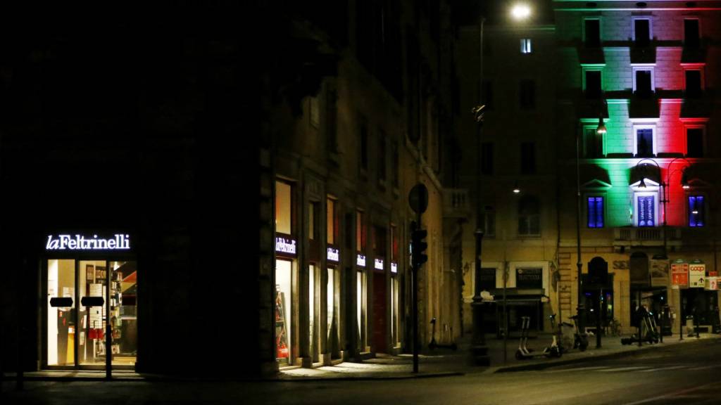 Am ersten Abend der neuen Ausgangssperre Anfang November sind die Straßen in Rom leer. Foto: Cecilia Fabiano/LaPresse via ZUMA Press/dpa
