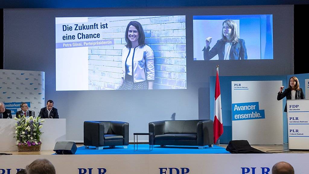 Schwört die Delegierten auf den Wahlherbst 2019 ein: FDP-Präsidentin Petra Gössi in Pratteln BL.