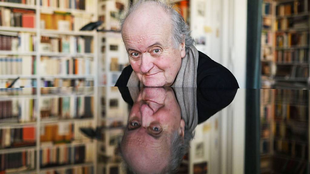 Der Komponist Wolfgang Rihm sitzt 2022 an einem Flügel in seiner Wohnung in Karlsruhe (D). (Archivbild)