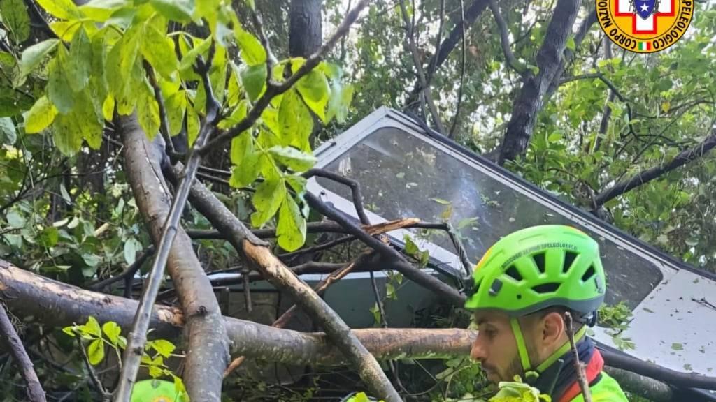 dpatopbilder - HANDOUT - Retter arbeiten an der zertrümmerten Gondel der Seilbahn auf den Berg Faito bei Neapel in Süditalien. Foto: Soccorso Alpino e Speleologico/Soccorso Alpino e Speleologico/AP/dpa - ACHTUNG: Nur zur redaktionellen Verwendung im Zusammenhang mit der aktuellen Berichterstattung und nur mit vollständiger Nennung des vorstehenden Credits