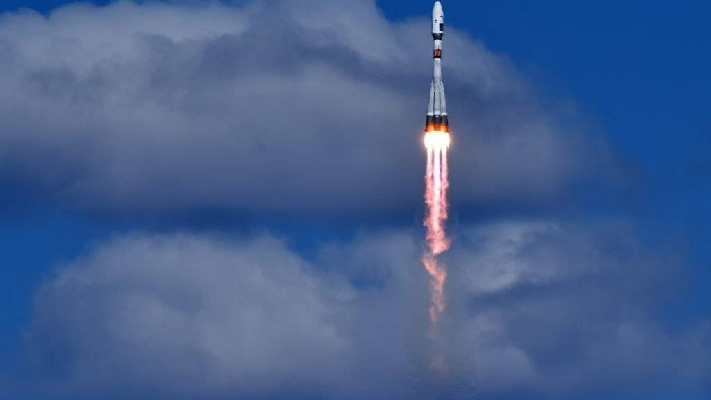 Mt einem Tag Verspätung doch noch gestartet: Die Sojus-2.1a-Rakete ist die erste, die vom neuen russischen Weltraumbahnhof Wostotschny abhob. Sie bringt drei Satelliten in die Erdumlaufbahn.
